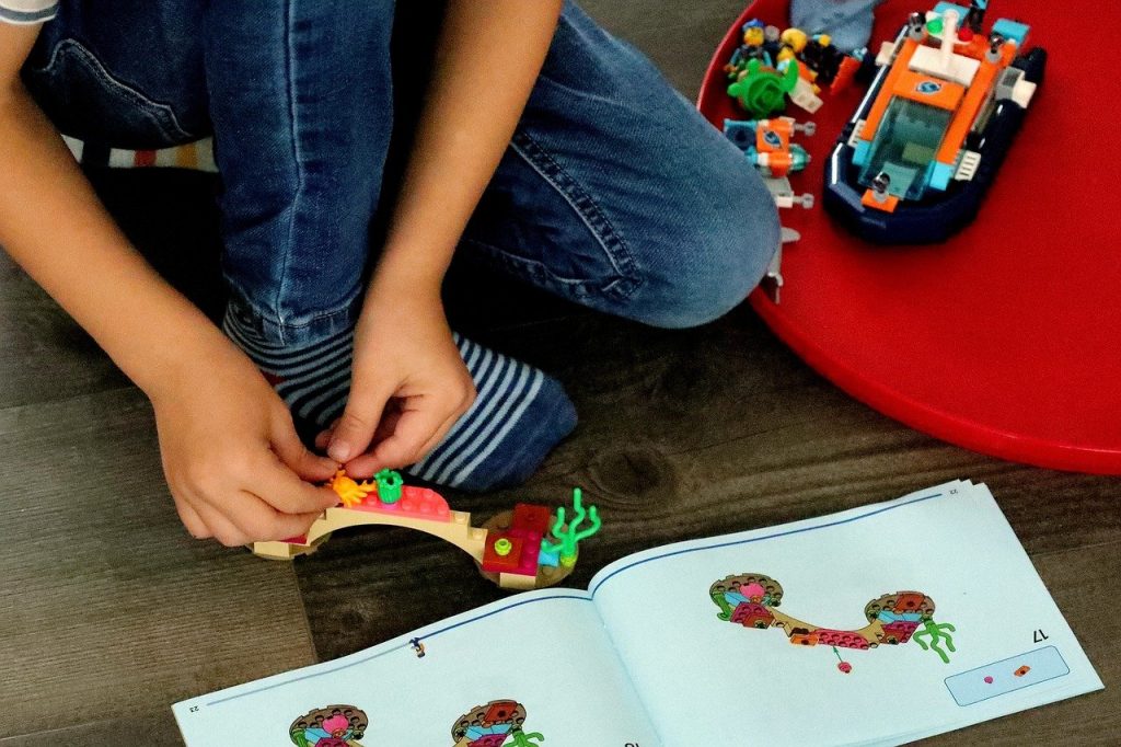 Kind spielt und setzt eine Brücke in Lego zusammen. Speziell bei Kindern und Jugendlichen – Unsere Behandlungsmethode seit 2008 CO – OP in der Ergotherapiepraxis Kubler in Bühl.